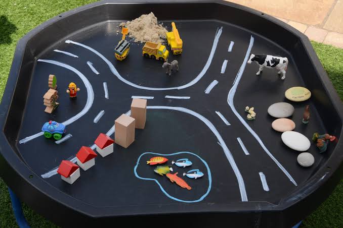 Tuff tray ingericht als speelweg met auto's, dieren en bouwmaterialen